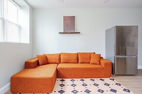 Stylish Minimalist Stay in City Center