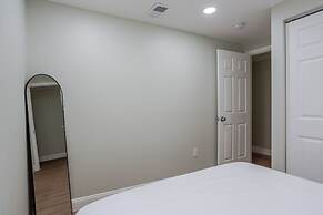 Stylish Minimalist Stay in City Center