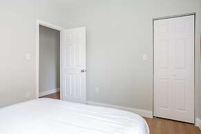 Stylish Minimalist Stay in City Center