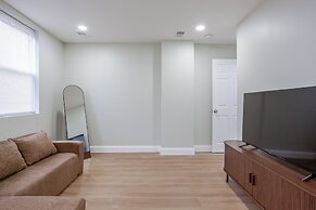Stylish Minimalist Stay in City Center
