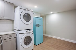 Stylish Minimalist Stay in City Center