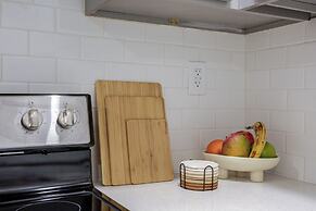 Stylish Minimalist Stay in City Center