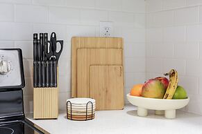 Stylish Minimalist Stay in City Center