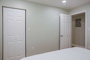 Stylish Minimalist Stay in City Center