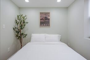 Stylish Minimalist Stay in City Center