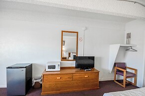 OYO Crossroads Inn