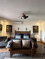 Casa Colonial en Pueblo Mágico by Adhoc