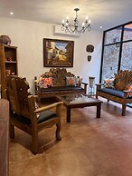 Casa Colonial en Pueblo Mágico by Adhoc