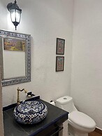 Casa Colonial en Pueblo Mágico by Adhoc