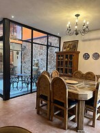 Casa Colonial en Pueblo Mágico by Adhoc