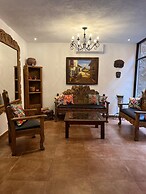 Casa Colonial en Pueblo Mágico by Adhoc