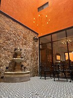 Casa Colonial en Pueblo Mágico by Adhoc