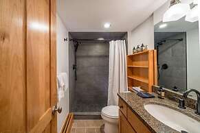 Vail Village 3 Bedroom Condo at the Covered Bridge - Pool, hot tub & M