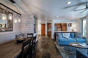Vail Village 3 Bedroom Condo at the Covered Bridge - Pool, hot tub & M