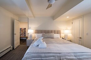 Vail Village 3 Bedroom Condo at the Covered Bridge - Pool, hot tub & M