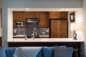 Vail Village 3 Bedroom Condo at the Covered Bridge - Pool, hot tub & M