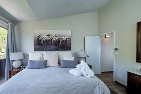 Vail Village 3 Bedroom Condo at the Covered Bridge - Pool, hot tub & M