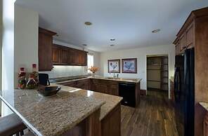 Vail Village 3 Bedroom Condo at the Covered Bridge - Pool, hot tub & M