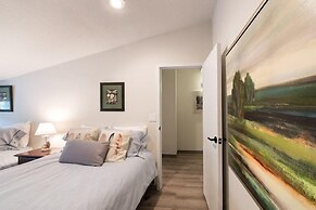 Vail Village 3 Bedroom Condo at the Covered Bridge - Pool, hot tub & M