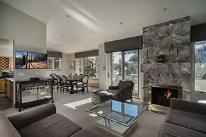 Vail Village 3 Bedroom Condo at the Covered Bridge - Pool, hot tub & M