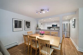 Vail Village 3 Bedroom Condo at the Covered Bridge - Pool, hot tub & M