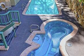 Vail Village 3 Bedroom Condo at the Covered Bridge - Pool, hot tub & M