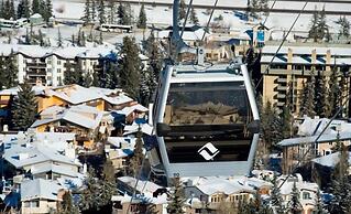 Vail Village 3 Bedroom Condo at the Covered Bridge - Pool, hot tub & M