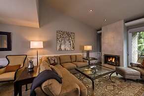 Vail Village 3 Bedroom Condo at the Covered Bridge - Pool, hot tub & M