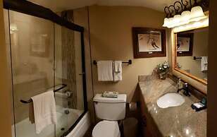 Vail Village 3 Bedroom Condo at the Covered Bridge - Pool, hot tub & M