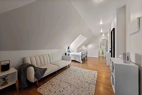 Summit Scholars Suites For 12!