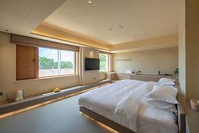 The Long Circle House