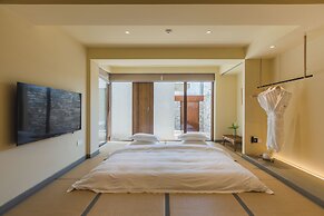 The Long Circle House