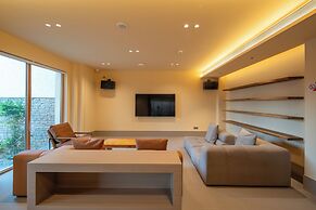 The Long Circle House