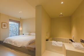 The Long Circle House