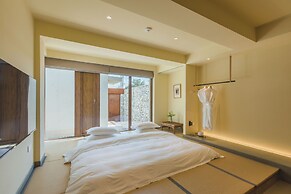 The Long Circle House