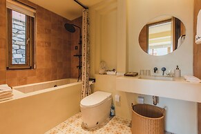 The Long Circle House