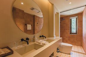 The Long Circle House