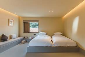 The Long Circle House