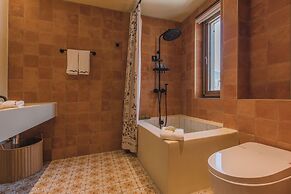 The Long Circle House