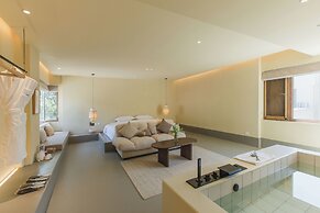 The Long Circle House