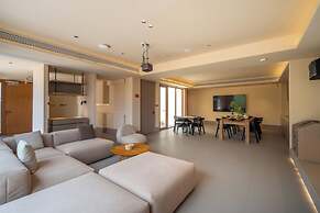 The Long Circle House