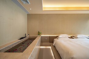 The Long Circle House