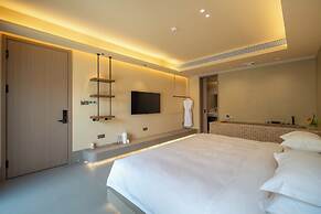 The Long Circle House