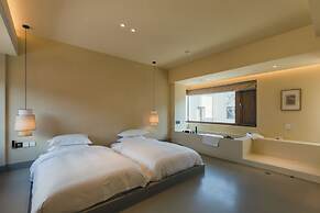 The Long Circle House