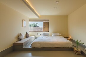 The Long Circle House