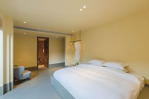 The Long Circle House