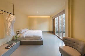 The Long Circle House