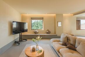 The Long Circle House