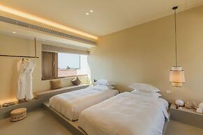 The Long Circle House