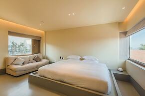 The Long Circle House